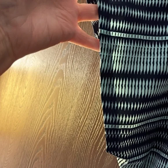 Lavish plus capped sleeved top. Navy blue with aqua colored pattern. Size 2XL - Picture 4 of 9